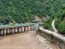 Villámárvíz okozott hídomlást, tizenegy ember vesztette életét