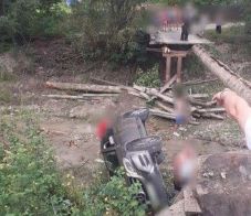 Beszakadt a palló az autó alatt – hárman kórházba kerültek