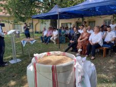 Magyarok Kenyere: először szerveztek búzaösszeöntő ünnepséget Fehér megyében