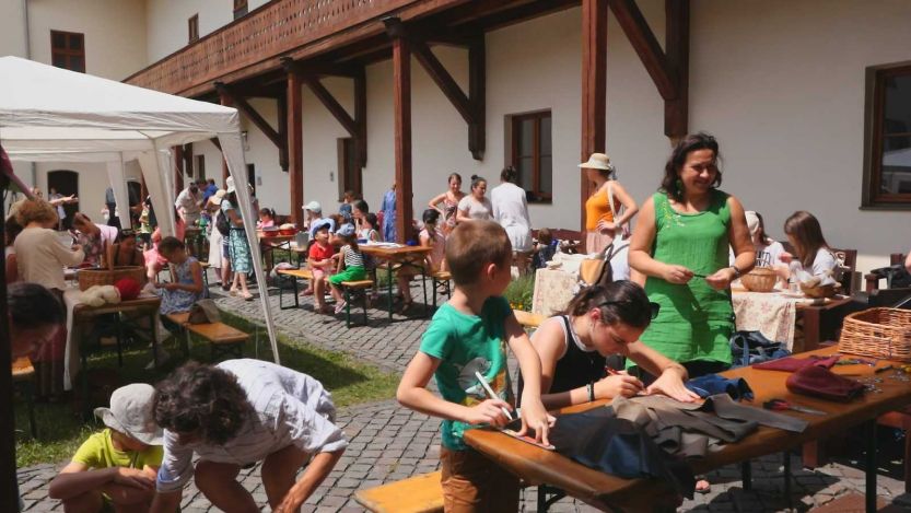 Reneszánsz játékokkal varázsolták el a gyermekeket a Csíkszeredai Régizene Fesztiválon