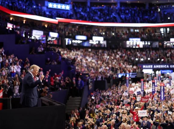 A merényletkísérlet utáni első választási gyűlését tartotta Donald Trump – Orbán Viktor szavait is idézte