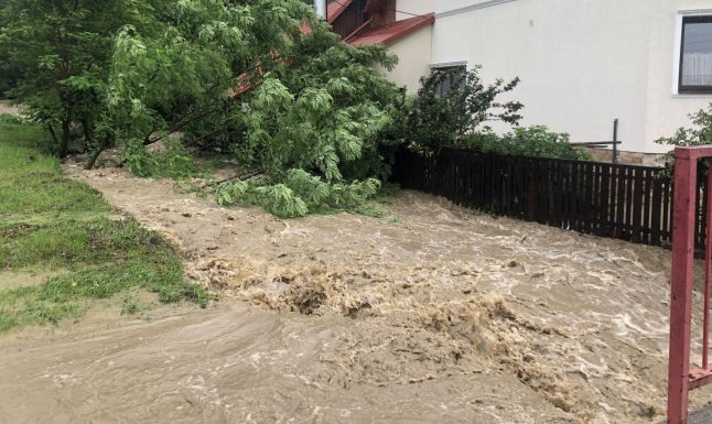 FRISSÍTVE – Árvízvédelmi készültség két székelyföldi megyében is