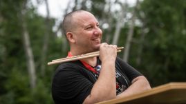 Topligás amerikai zenészek tartanak mesterkuzust nemzetközi közönségnek egy mátrai faluban