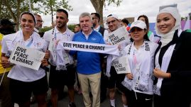 Adj esélyt a békének – háborúk közepette avatták fel a párizsi játékok fegyverszüneti freskóját