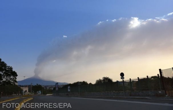 FRISSÍTVE – Újra járatokat töröltek és irányítottak át az Etna kitörése miatt