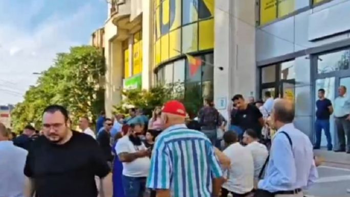 Bukarestben és Kolozsváron sorban álltak Simion légvárakra épített olcsó lakásaiért