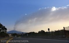 FRISSÍTVE – Újra járatokat töröltek és irányítottak át az Etna kitörése miatt