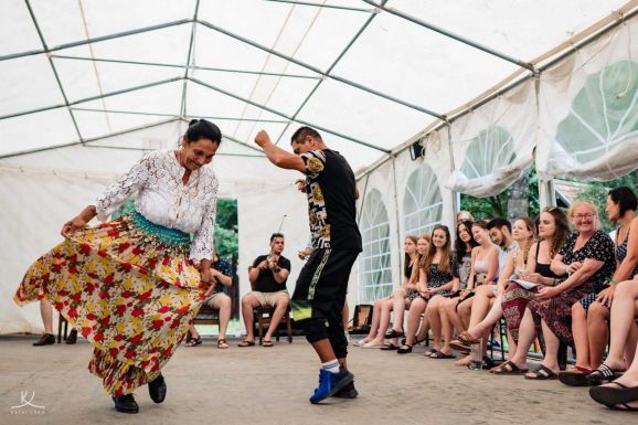 Cigányfolklór tábor Háromszéken: énekelve, táncolva ismerkednek a cigányság kultúrájával