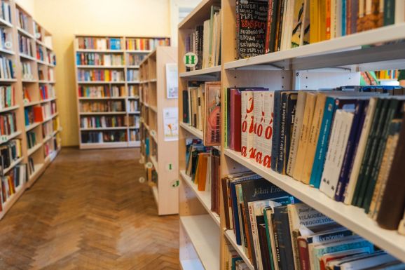 Digitális készségfejlesztő központokká alakítanak át háromszéki könyvtárakat