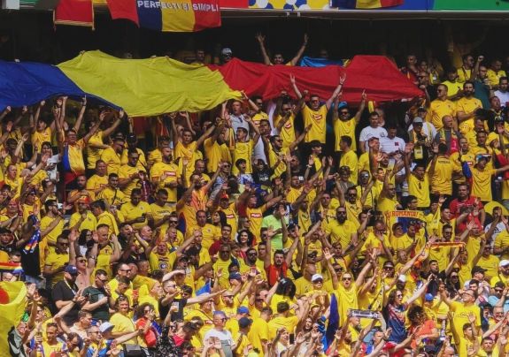 Szurkolói rasszizmus miatt szankcionálta az UEFA Romániát