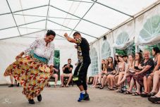 Cigányfolklór tábor Háromszéken: énekelve, táncolva ismerkednek a cigányság kultúrájával