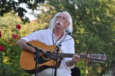 „Mi egy szép lelkű nép vagyunk, kötelességünk ennek hangot adni” – Interjú Tolcsvay Bélával