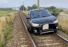 Átmenetileg leállt a vasúti forgalom, mert egy autó a síneken rekedt