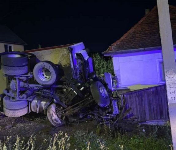 Csíkszentdomokoson egy nyergesvontató áthajtott a kerítésen  – egy férfi megsérült