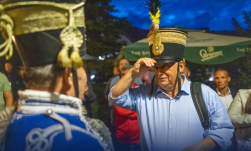 Megérkezett Tusnádfürdőre Orbán Viktor, huszáros fogadtatásban volt része