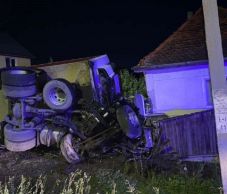 Csíkszentdomokoson egy nyergesvontató áthajtott a kerítésen  – egy férfi megsérült