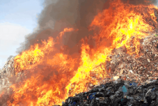 FRISSÍTVE – Hatalmas tűz Râmnicu Vâlceán: műanyaghulladékok kaptak lángra