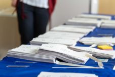 Szavazatvásárlás gyanúja Beszterce-Naszód megyében: hatósági felügyelet alá helyezték az önkormányzat vezetőit