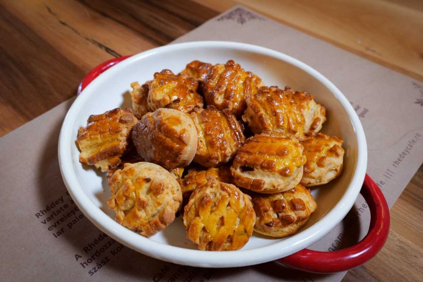 Erdély ízei: tepertős pogácsa