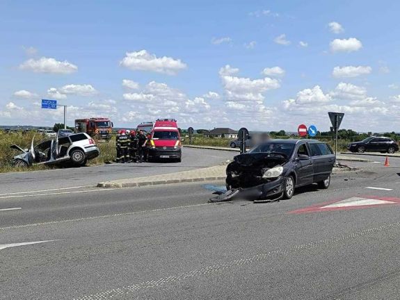 Baleset: öt személyt, köztük három kiskorút szállítottak kórházba