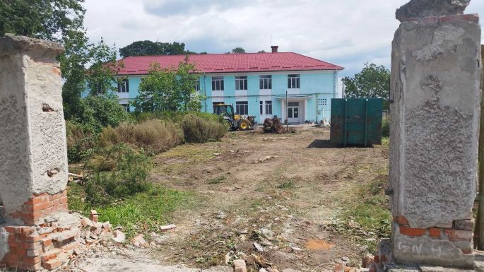 Dolgoznak a kézdivásárhelyi kórház régi bejáratánál