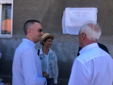 A szavak királynőjére emlékeztek Bereckben: emléktáblát avattak Illyés Kinga szülőházán