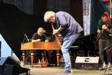 „A zene az kell” – Énekszóval lepték meg Dés Lászlót a csíkszeredaiak