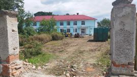 Dolgoznak a kézdivásárhelyi kórház régi bejáratánál