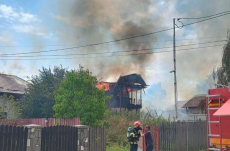 Három ház és két melléképület gyulladt ki 