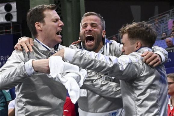 Aranyéremért vívhat a férfi kardcsapat