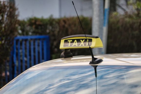 „Ide a pénzt vagy megöllek!” Fényes nappal raboltak ki egy taxisofőrt