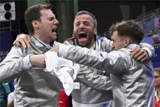 Aranyéremért vívhat a férfi kardcsapat