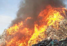 Nem sikerül teljesen megszüntetni a tüzet a hulladéktárolóban