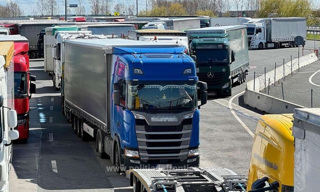 Tikkadt migránsokra bukkantak egy nyerges vontató rakterében