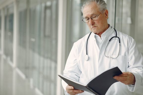 Újabb káosz az egészségügyben: kétértelmű a hétfőtől életbe lépő keretszerződés – az orvosok nem írják alá