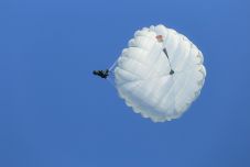 Lezuhant és meghalt egy ejtőernyős Bukarest közelében