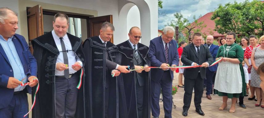 Magyargoroszló: felújították a református templomot, ravatalozót építettek