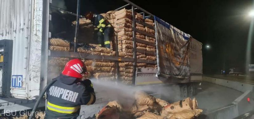 Kigyúlt a faszenet szállító kamion a határnál