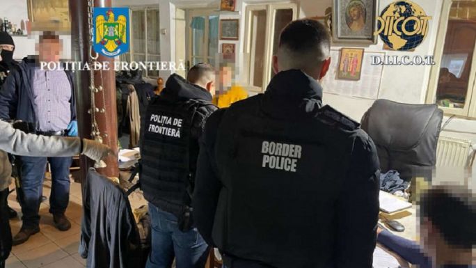 Volt belügyi alkalmazottat gyanúsítanak migránscsempész-hálózat működtetésével