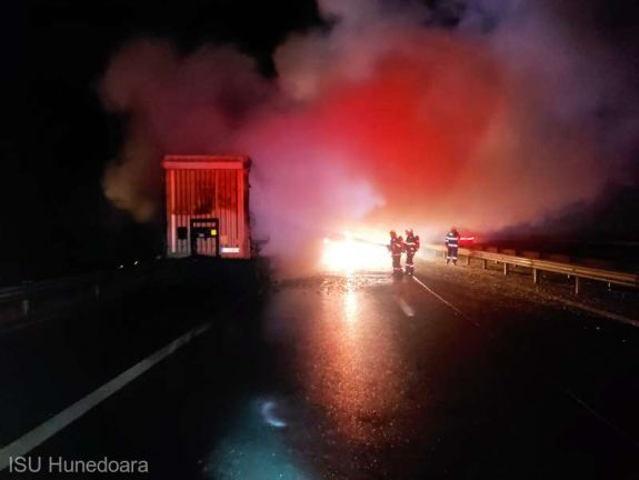 Kigyulladt egy papírral megrakott kamion a dél-erdélyi autópályán