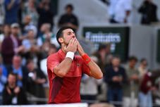 Roland Garros: Djokovics óriási küzdelemben fordított, Medvegyev kiesett