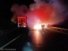 Kigyulladt egy papírral megrakott kamion a dél-erdélyi autópályán