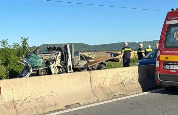 Tragédia: kamion és furgon ütközött, egy férfi a helyszínen meghalt