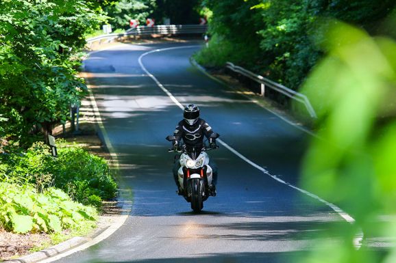 Sokkoló üzenet a motorosoknak a lengyel mentőszolgálat embereitől (VIDEÓ)