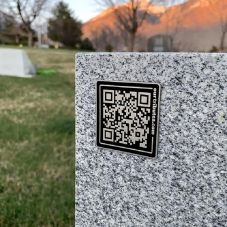 Digitalizált temetők – QR-kód a sírköveken