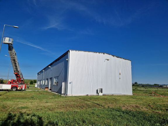 Részben kiégett egy ipari csarnok Kézdivásárhelyen