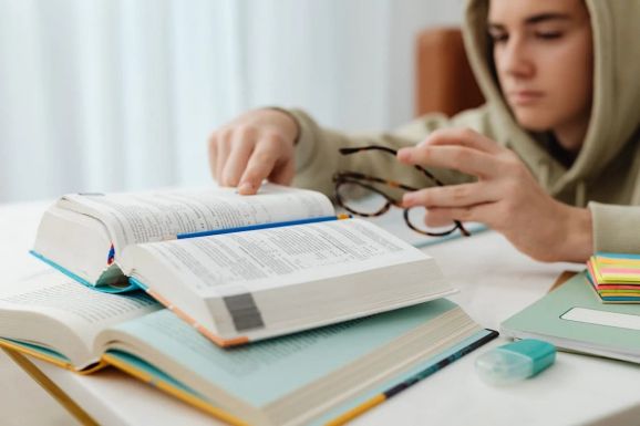 Új lehetőség: versenyvizsga-felkészítő pedagógusok számára