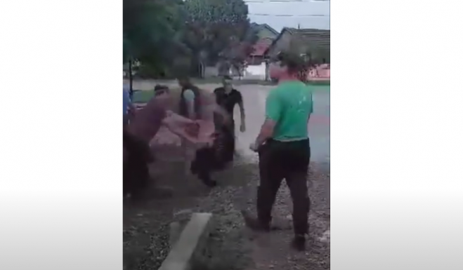 Egymásnak estek és ököllel ütötték egymást az EMSZ jelöltjei és támogatói Jákóhodoson (VIDEÓ)