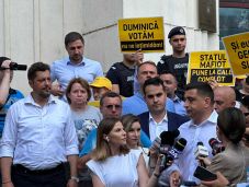 Botránnyal védekezik az AUR elnöke az aláírás-hamisítás ügyben