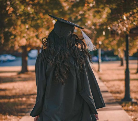 „Az iskola frusztráció és csalódás forrása”, „megfelelni, hazudni” tanított – Nem hétköznapi búcsúbeszédet mondott egy diáklány a ballagáson